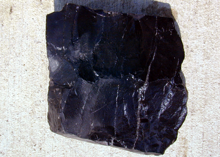 Камень ушедшего времени. Аргиллит Горная порода черный. Черный камень. Черный известняк. Битуминозный аргиллит.